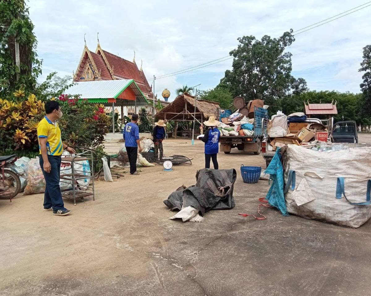 ออกรับซื้อขยะจากประชาชนในพื้นที่ตำบลจำปาโมง ตามนโยบายของมหาดไทย ” MOI Waste Bank Week ” มหาดไทยปักธงประกาศความสำเร็จ 1 อปท. 1 ธนาคารขยะ